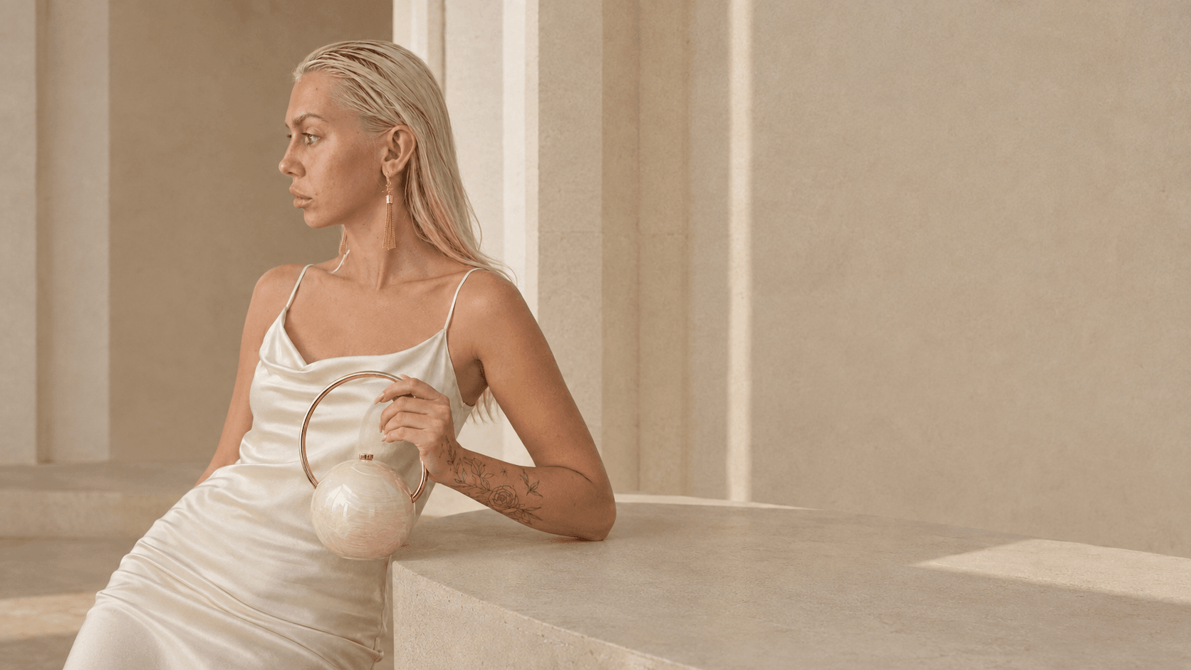 Juliet Boutique — תכשיטים, קריסטלים ומתנות שנבחרו בקפידה, מוצגים באור רך על רקע שמנת
